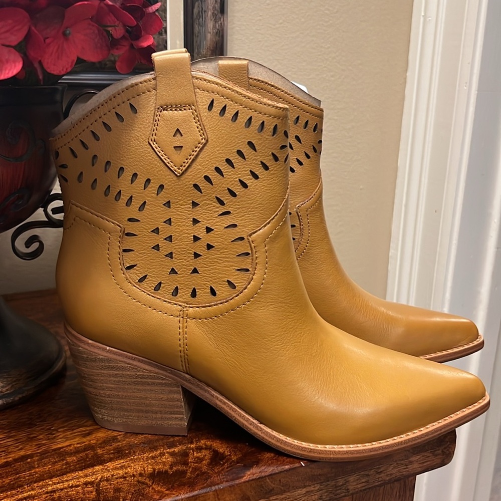 Marc Fisher LTD Elyma Leather Bootie in Medium Natural, Size 7M, NIB - Picture 4 of 17